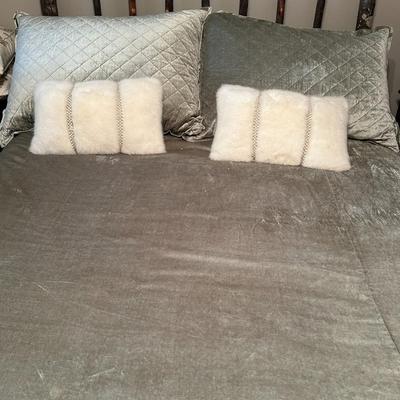 *Queen Size Sea Foam Velveteen Bedding with Bedspread, Cover by Lili Allessandra, Dust Ruffle and 4 Pillows (BR2)