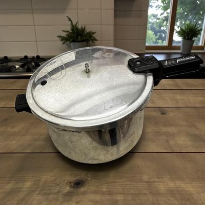Presto Pressure Cooker Model 01263 with Knob & Booklet