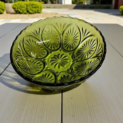 Anchor Hocking Cameo and Star Medallion Green Glass Serving Bowl