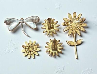 Variety of Jewelry Lot with Daisies and Dragonfly / Monet, Sarah Cov