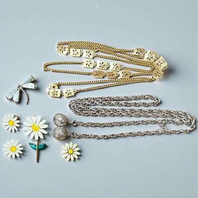Variety of Jewelry Lot with Daisies and Dragonfly / Monet, Sarah Cov