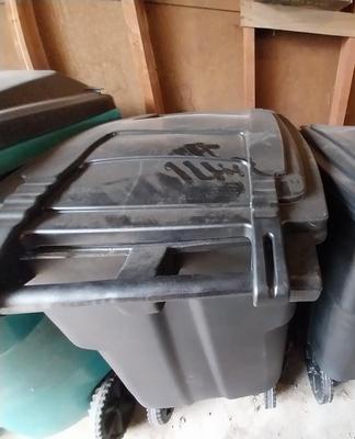 96 GALLON ROLLING TRASHCAN