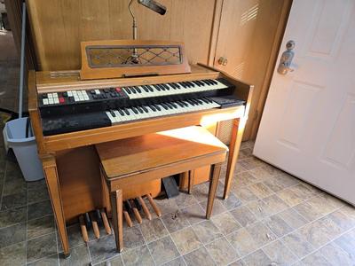 ORGAN WITH BENCH