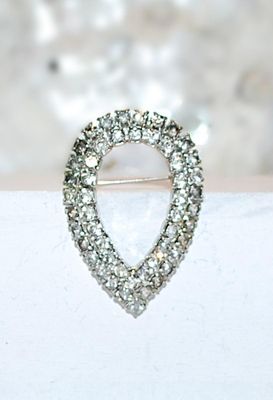 VINTAGE Bejeweled TEARDROP BROOCH (1½" x 1¼") on a Silver Tone Setting