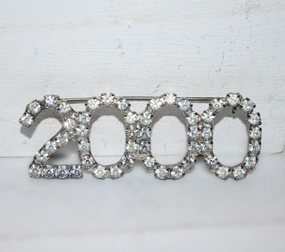 VINTAGE Bejeweled Year "2000" BROOCH (2¼" x ¾") on a Silver Tone Setting