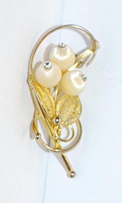 Gold Colored Filigree Wired "White Onions" BROOCH (2½" x 1") on a Gold Tone Setting