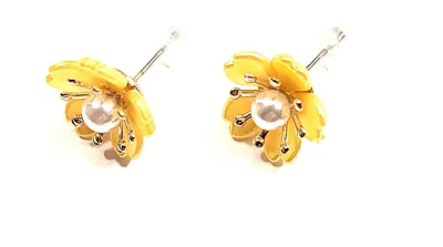 *** NEW ARRIVAL *** Delicate Acrylic "YELLOW FLOWER & PEARL" NECKLACE (16" L, PENDANT, Faux Pearl, Gold Tone Chain /...