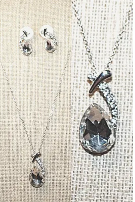 CLEAR PEAR Shaped Beveled Glass Stone JEWELRY SET with NECKLACE (15" L, Jeweled Side "Swirl" Accent Pendant + Silver Tone...