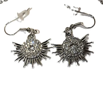 Silver Colored Jeweled "SPIKEY STAR" JEWELRY SET with NECKLACE (16"-17" L + Silver PENDANT -SILVER Tone Chain/Lobster...