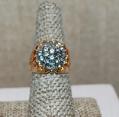 **NEW ARRIVAL** Size 7½ Showy Clear Stones CLUSTER RING with Flower Style Ribbed Gold Tone Setting and Band (8.4g)