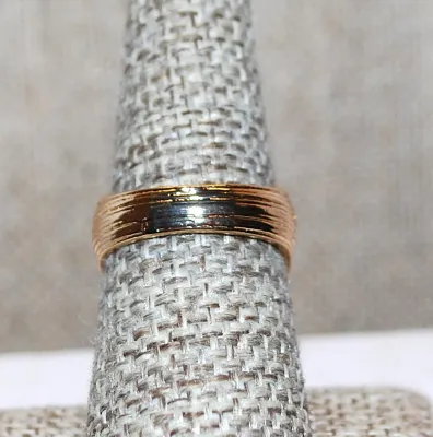 **NEW ARRIVAL** Size 7½ Showy Clear Stones CLUSTER RING with Flower Style Ribbed Gold Tone Setting and Band (8.4g)
