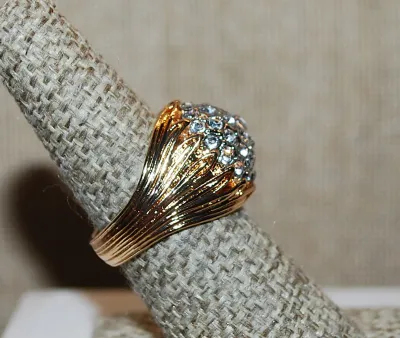 **NEW ARRIVAL** Size 7½ Showy Clear Stones CLUSTER RING with Flower Style Ribbed Gold Tone Setting and Band (8.4g)