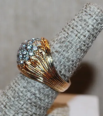 **NEW ARRIVAL** Size 7½ Showy Clear Stones CLUSTER RING with Flower Style Ribbed Gold Tone Setting and Band (8.4g)