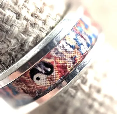 **NEW ARRIVAL** Size 7¼ Infinity Style "YIN/YANG" RING with Metal Rim of a Silver Tone Band (4.0g)