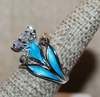 **NEW ARRIVAL** Size 10 Large Round Single "Diamond-Style" Clear Stone RING with BLUE Enamel Side Accent "Leaves" on...