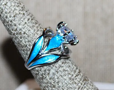 **NEW ARRIVAL** Size 10 Large Round Single "Diamond-Style" Clear Stone RING with BLUE Enamel Side Accent "Leaves" on...