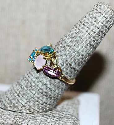 **NEW ARRIVAL** Size 7½ Beautiful PINK & BLUE LEAF BANNER RING with Pink and Blue Stones and Leaf Accents on a Gold Tone Setting and...