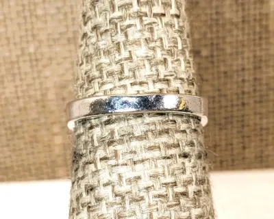 **New Arrival** Size 5 Round IRIDESCENT GREEN Stone RING with "Globes/Fan Style" Surround on a Silver Tone Setting & Band...