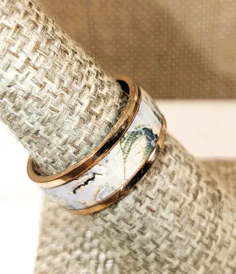 **New Arrival** Size 7½ Infinity Style "BIRDS IN A FOREST" Enamel RING on a ROSE GOLD Tone Setting & Band (5.1g)