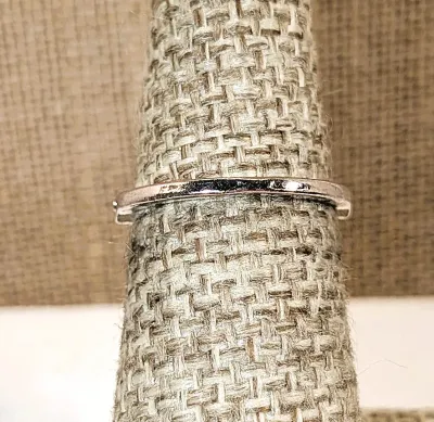 **New Arrival** Size 5¾ Delicate Round IRIDESCENT GREEN Stone RING with Split Side Band Accents on a Silver Tone Setting & Band (1.6g)