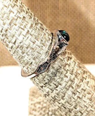**New Arrival** Size 5¾ Delicate Round IRIDESCENT GREEN Stone RING with Split Side Band Accents on a Silver Tone Setting & Band (1.6g)