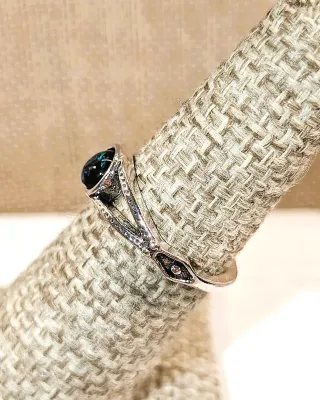 **New Arrival** Size 5¾ Delicate Round IRIDESCENT GREEN Stone RING with Split Side Band Accents on a Silver Tone Setting & Band (1.6g)