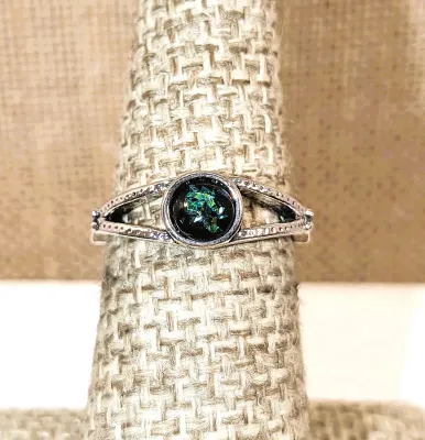 **New Arrival** Size 5¾ Delicate Round IRIDESCENT GREEN Stone RING with Split Side Band Accents on a Silver Tone Setting & Band (1.6g)