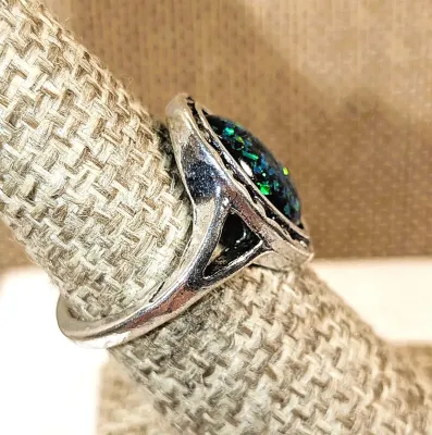 **New Arrival** Size 6 OVAL IRIDESCENT GREEN Stone RING with Notched Surround & "V" Band on a Silver Tone Setting &...