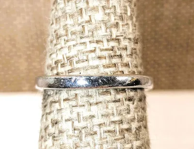**New Arrival** Size 6 OVAL IRIDESCENT GREEN Stone RING with Notched Surround & "V" Band on a Silver Tone Setting &...