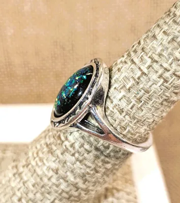 **New Arrival** Size 6 OVAL IRIDESCENT GREEN Stone RING with Notched Surround & "V" Band on a Silver Tone Setting &...