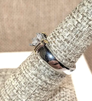 **New Arrival** Size 8¼ Single Clear Round Stone RING with 2-Tone "Bars" on a Silver Tone Setting and Band (5.3g)