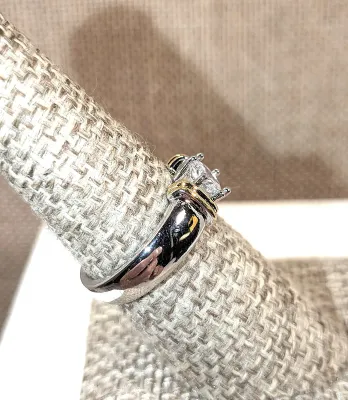 **New Arrival** Size 8¼ Single Clear Round Stone RING with 2-Tone "Bars" on a Silver Tone Setting and Band (5.3g)
