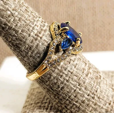 **New Arrival** Size 7¾ Large BLUE Oval Stone RING with Long Bejeweled Surround and 2 Pear Blue Stone Side Accents on a Gold Tone Setting...