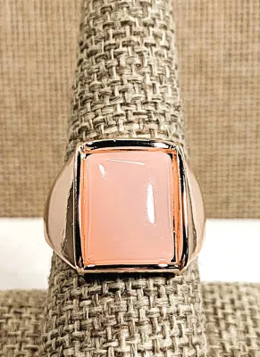 **New Arrival** Size 8½ Large PINK RECTANGLE OPAQUE STONE RING on a Gold Tone Setting & Band (6.6g)