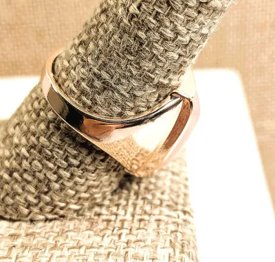**New Arrival** Size 8½ Large PINK RECTANGLE OPAQUE STONE RING on a Gold Tone Setting & Band (6.6g)