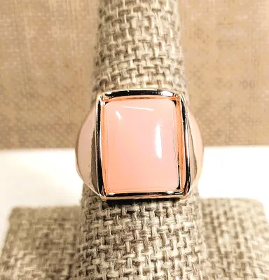 **New Arrival** Size 8½ Large PINK RECTANGLE OPAQUE STONE RING on a Gold Tone Setting & Band (6.6g)
