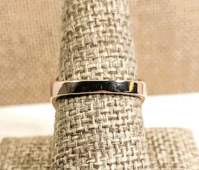**New Arrival** Size 8½ Large PINK RECTANGLE OPAQUE STONE RING on a Gold Tone Setting & Band (6.6g)
