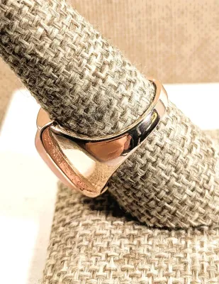 **New Arrival** Size 8½ Large PINK RECTANGLE OPAQUE STONE RING on a Gold Tone Setting & Band (6.6g)