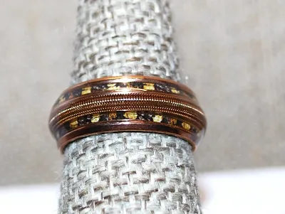 **NEW ARRIVAL** Size 7¾ Infinity Style Brown Colored RING with Middle Ridge on a "Brass" Tone Setting and Band (4.2g)
