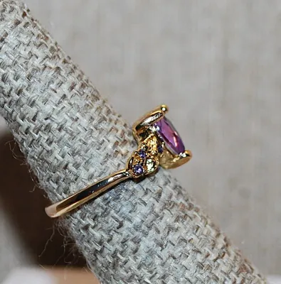 **NEW ARRIVAL** Size 6 PURPLE HEART STONE RING with Small Triple Side Purple Accent Stone on a Gold Tone Setting and Band (2.9g)