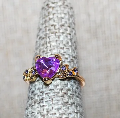 **NEW ARRIVAL** Size 6 PURPLE HEART STONE RING with Small Triple Side Purple Accent Stone on a Gold Tone Setting and Band (2.9g)
