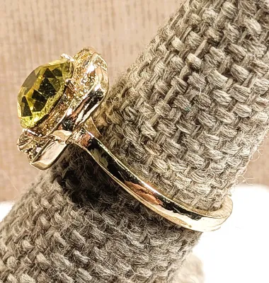 **New Arrival** Size 6 Round LEMON Colored Beveled Stone RING with Jeweled Surround on a Gold Tone Setting & SPLIT Band (3.6g)
