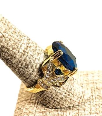**New Arrival** Size 9½ Large Deep BLUE Colored Oval Stone RING with Jeweled Side Accent Stones on a Gold Tone Setting & Band (8.2g)