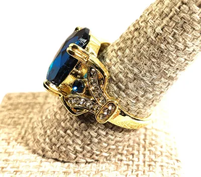 **New Arrival** Size 9½ Large Deep BLUE Colored Oval Stone RING with Jeweled Side Accent Stones on a Gold Tone Setting & Band (8.2g)