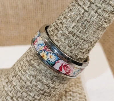 **New Arrival** Size 7¼ "ROSES & DAISIES" RING with Bright Enamel Colors on a Silver Tone Setting & Band (4.5g)