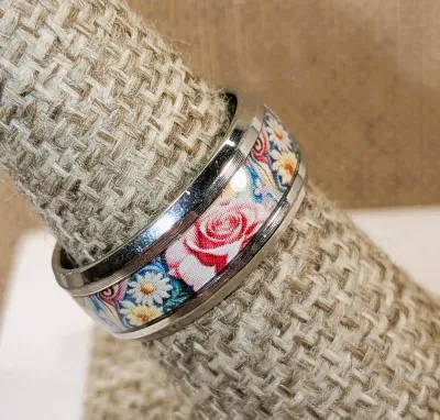**New Arrival** Size 7¼ "ROSES & DAISIES" RING with Bright Enamel Colors on a Silver Tone Setting & Band (4.5g)
