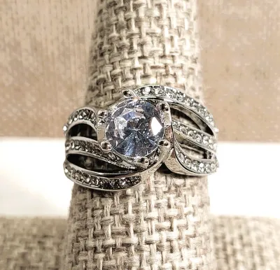 **New Arrival** Size 8 Beautiful Wedding/Engagement RING with Triple Split Band and Large Clear Round 6-Prong Main Stone and Jeweled Side...