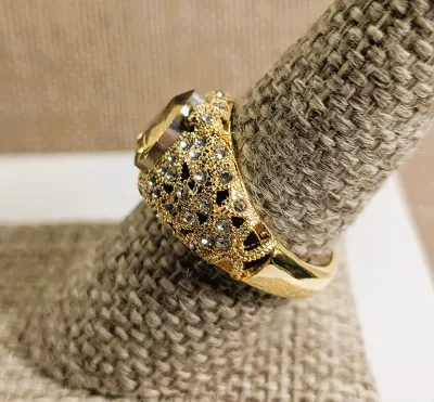 **New Arrival** Size 8½ Deep LEMON Colored Oval Stone RING with Clustered Stones Side Accents on a Grilled Gold Tone Setting and Band (5.2g)