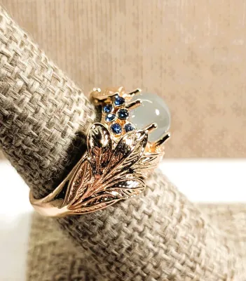 **New Arrival** Size 7½ Opaque Light GRAY GLOBED RING with Tiny Blue Stones Accents on "Molded "Leaves" Band on a Gold...