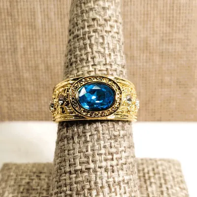 **New Arrival** Size 7 Sideways BLUE Oval Stone RING with 4 Stones Each Side Accents on a Bright Gold Tone Setting & Band (6.7g)